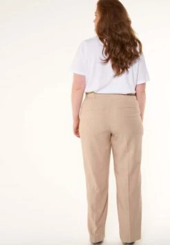 Met Riem - Chino - Sand -Ms Mode 3636e376e86c4110827306036e6efd90 scaled