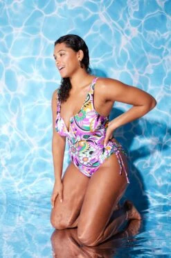 Maillot De Bain Avec Détail En Forme De V