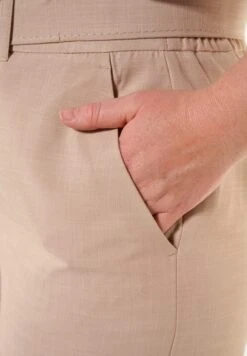 Met Riem - Chino - Sand -Ms Mode c651f6a6549a4480bbacd38bc231302b scaled